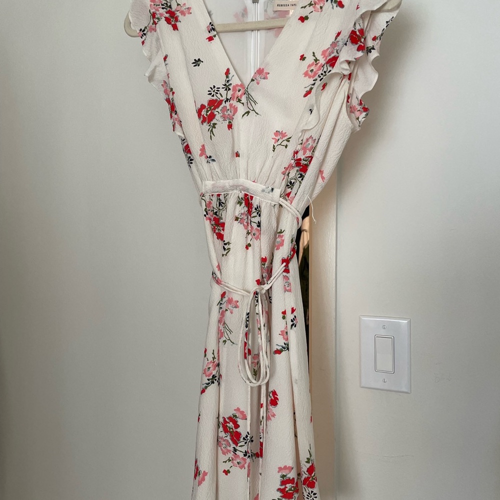 Rebecca Taylor Floral Silk
V-neck
Worn once
Loop holes need to be re-attached